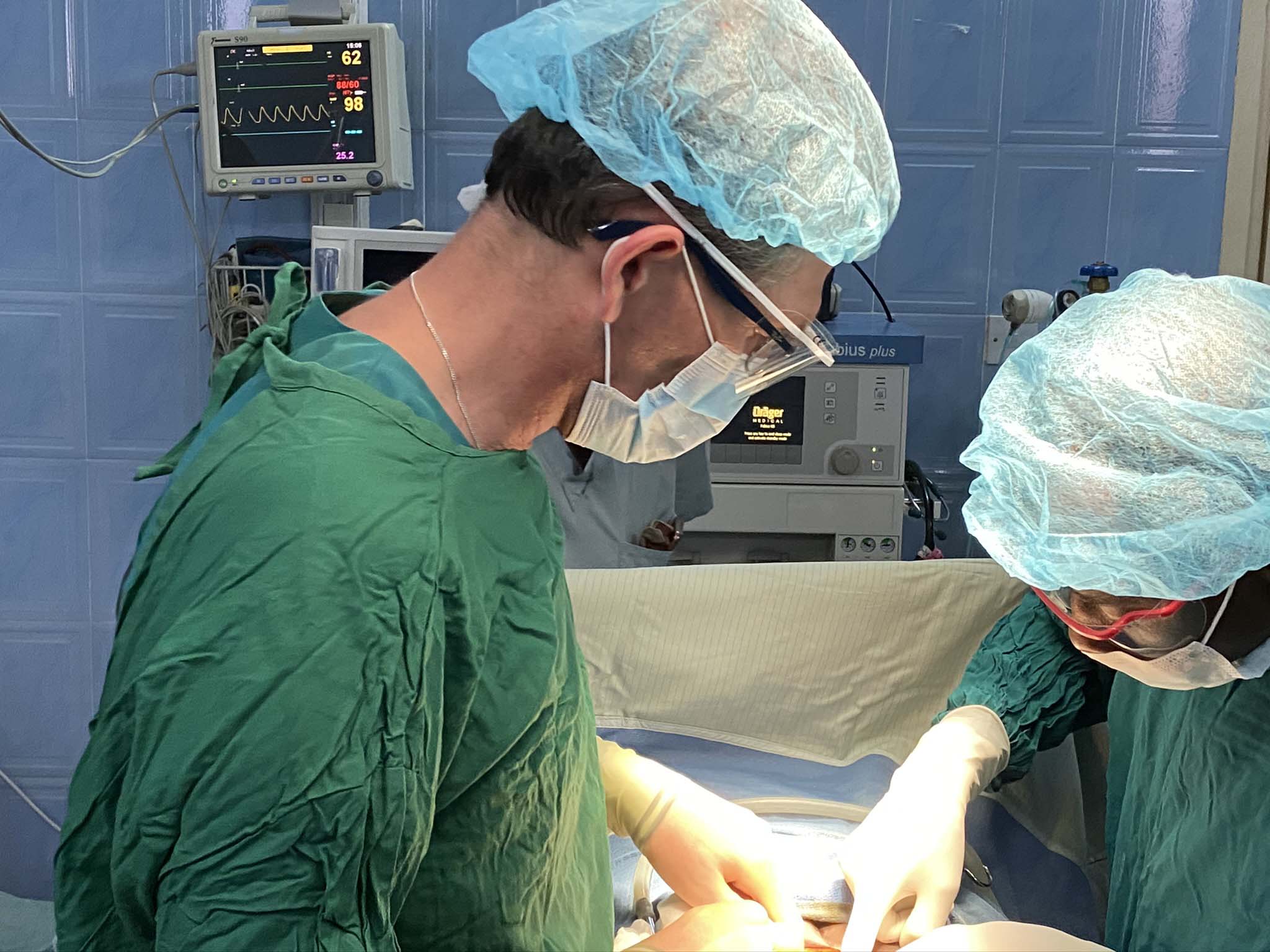 Dr Boateng performes prostatectomy